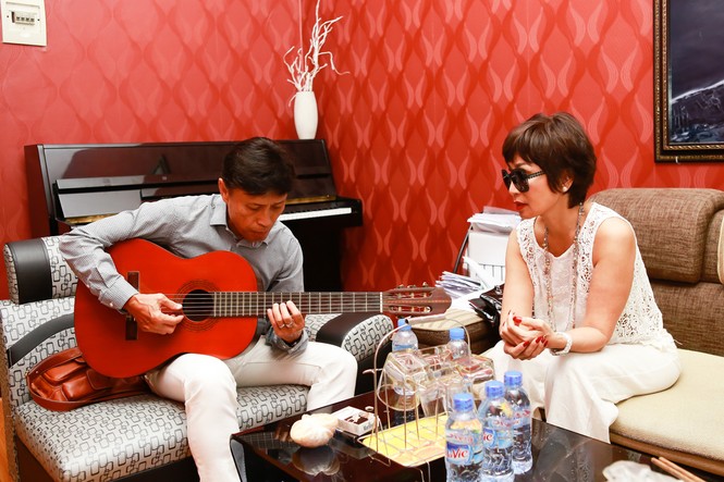Tuấn Ngọc lãng tử ôm đàn guitar tập hát cùng em gái - ảnh 4