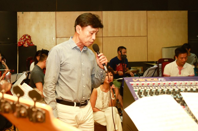 Tuấn Ngọc lãng tử ôm đàn guitar tập hát cùng em gái - ảnh 2
