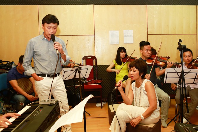 Tuấn Ngọc lãng tử ôm đàn guitar tập hát cùng em gái - ảnh 3