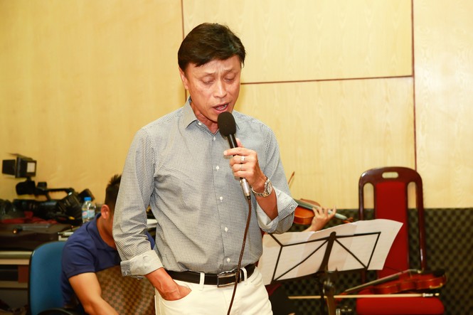 Tuấn Ngọc lãng tử ôm đàn guitar tập hát cùng em gái - ảnh 1