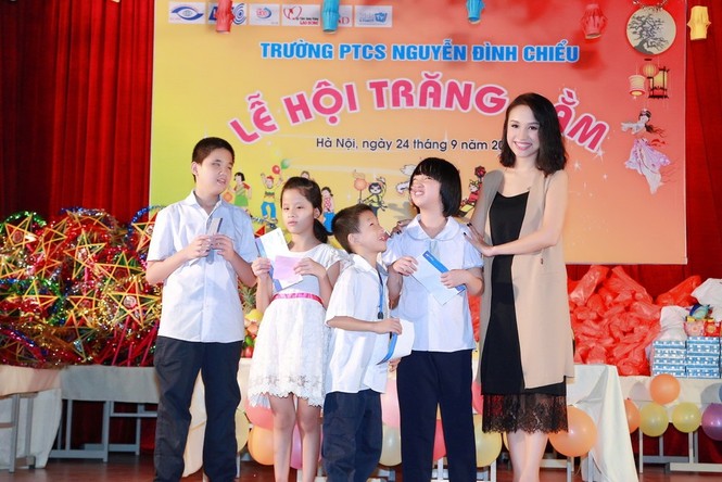 Vân Hugo đón Trung thu sớm cùng học sinh khiếm thị - ảnh 3