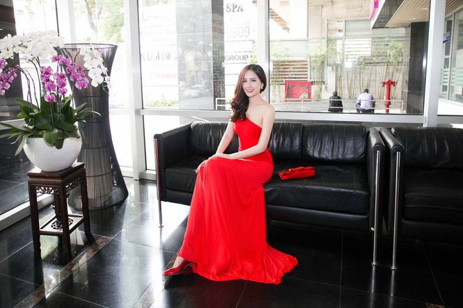 Mai Phương Thúy đẹp 'không tì vết' với đầm lệch vai - ảnh 5