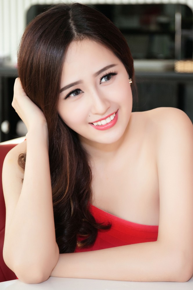 Mai Phương Thúy đẹp 'không tì vết' với đầm lệch vai - ảnh 11