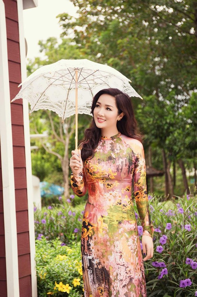 Giáng My duyên dáng với áo dài trên đất Thái - ảnh 2