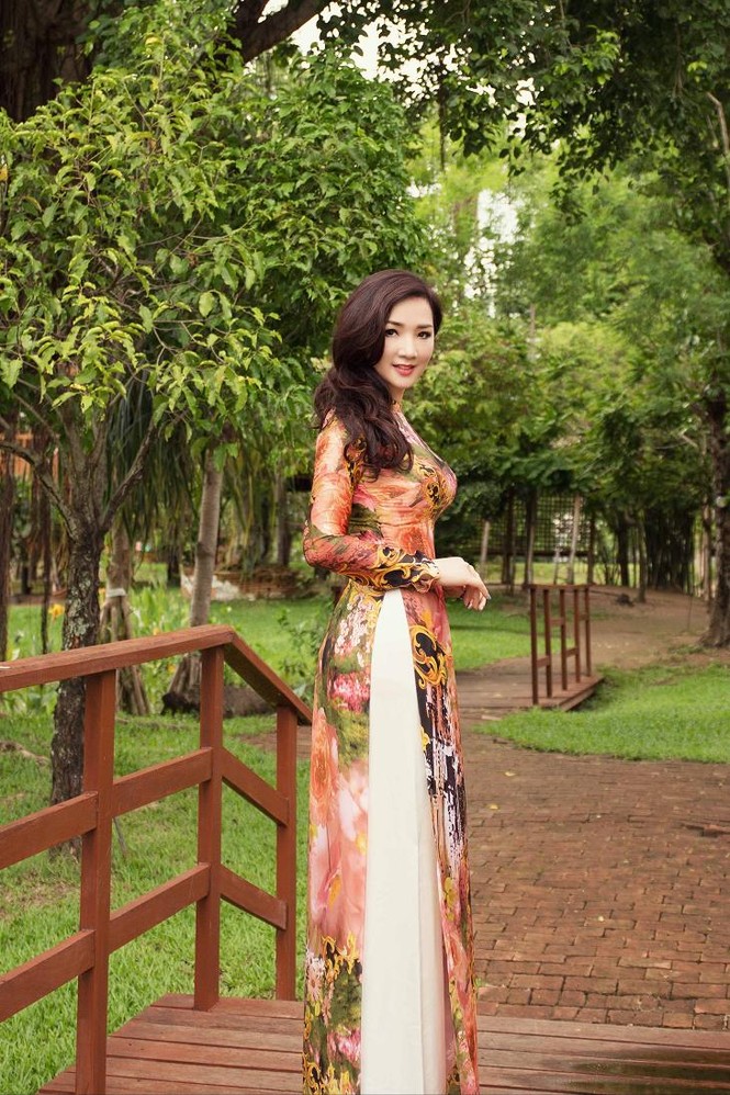 Giáng My duyên dáng với áo dài trên đất Thái - ảnh 4