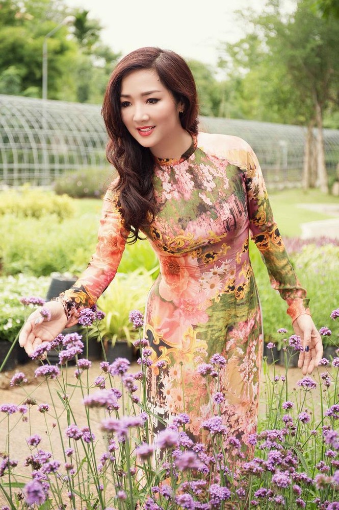 Giáng My duyên dáng với áo dài trên đất Thái - ảnh 3