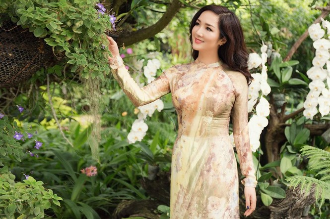 Giáng My duyên dáng với áo dài trên đất Thái - ảnh 5