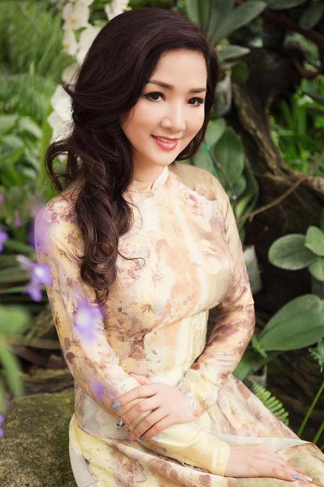 Giáng My duyên dáng với áo dài trên đất Thái - ảnh 1
