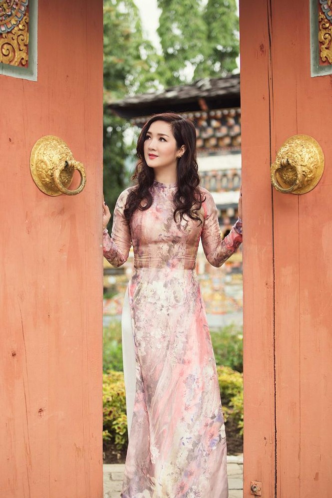 Giáng My duyên dáng với áo dài trên đất Thái - ảnh 8