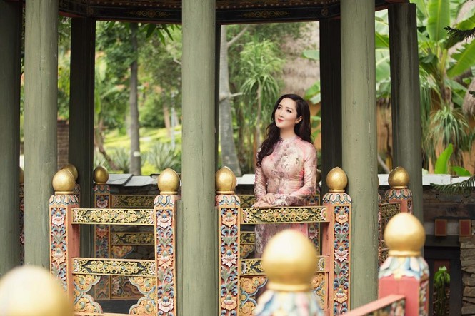 Giáng My duyên dáng với áo dài trên đất Thái - ảnh 10