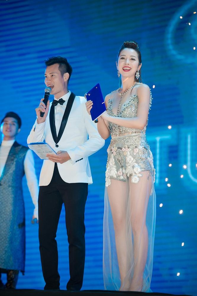'Gái hai con' Jennifer Phạm nóng bỏng với váy xuyên thấu - ảnh 11