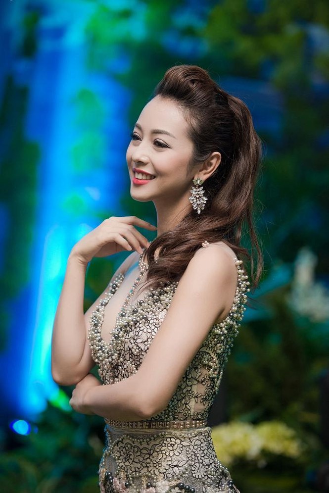 'Gái hai con' Jennifer Phạm nóng bỏng với váy xuyên thấu - ảnh 9