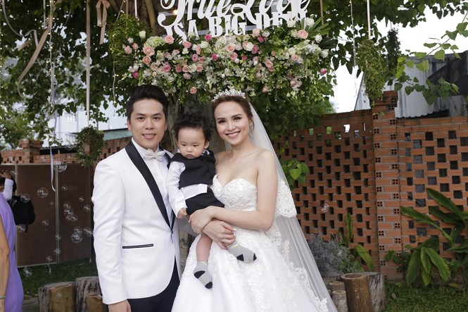 Hoa hậu Diễm Hương khóc nức nở trong hôn lễ - ảnh 1