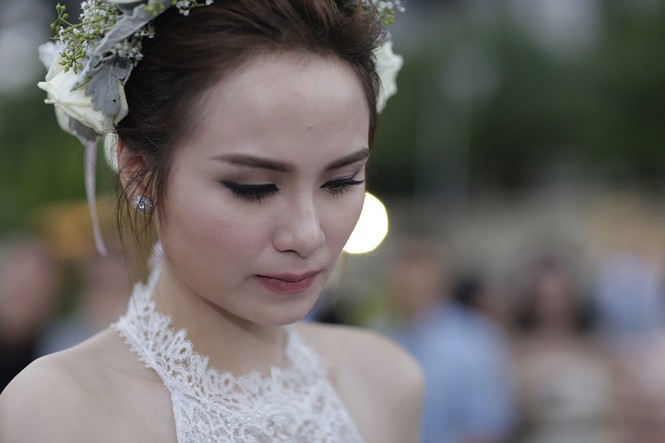 Hoa hậu Diễm Hương khóc nức nở trong hôn lễ - ảnh 8