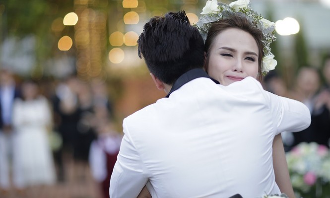 Hoa hậu Diễm Hương khóc nức nở trong hôn lễ - ảnh 9