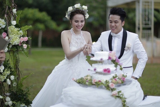 Hoa hậu Diễm Hương khóc nức nở trong hôn lễ - ảnh 10