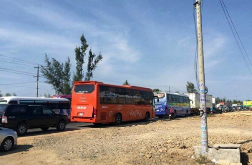 Hàng trăm nghìn người đổ về, các cửa ngõ Sài Gòn ùn ứ - ảnh 2