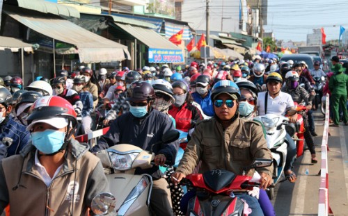 Hàng trăm nghìn người đổ về, các cửa ngõ Sài Gòn ùn ứ - ảnh 1