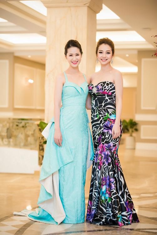 Jennifer Phạm, Dương Thùy Linh 'đọ' vai trần quyến rũ - ảnh 8