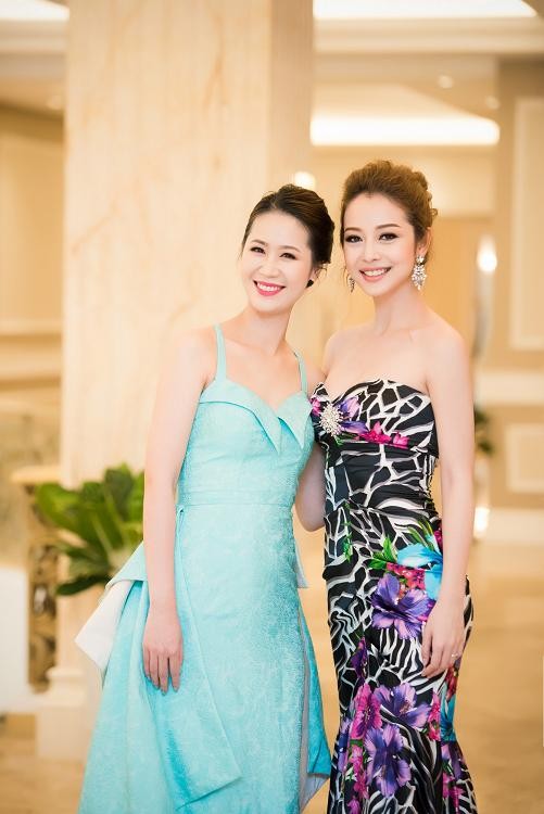 Jennifer Phạm, Dương Thùy Linh 'đọ' vai trần quyến rũ - ảnh 7