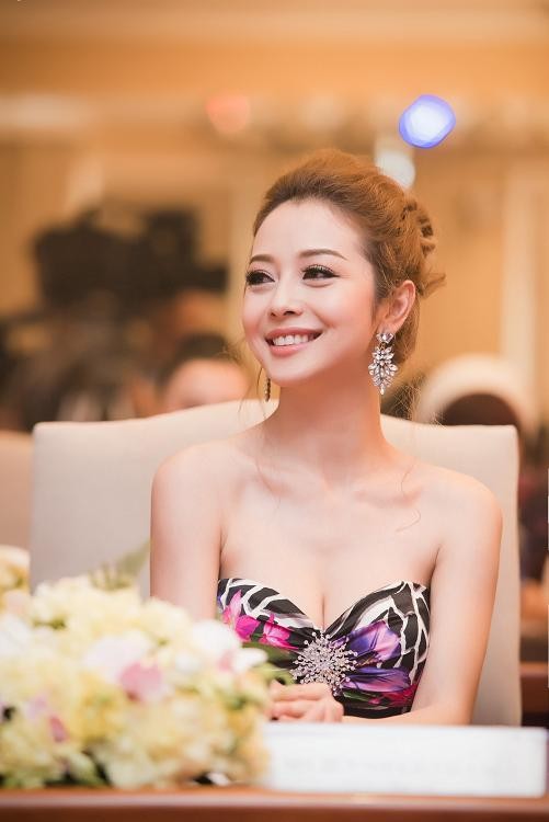 Jennifer Phạm, Dương Thùy Linh 'đọ' vai trần quyến rũ - ảnh 9