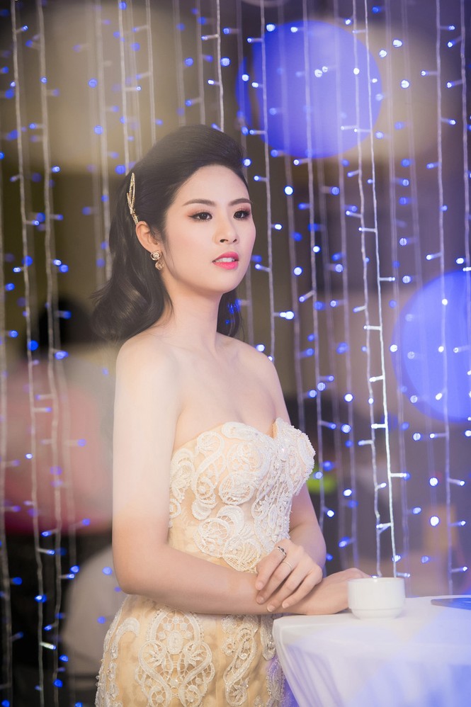 Ngọc Hân khoe vai trần gợi cảm với váy đuôi cá - ảnh 8