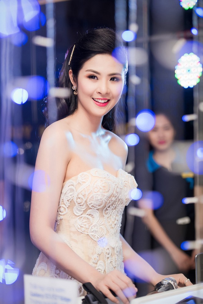 Ngọc Hân khoe vai trần gợi cảm với váy đuôi cá - ảnh 6