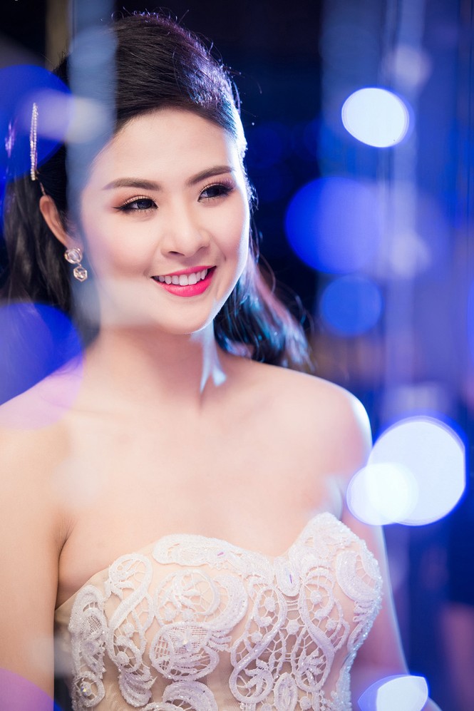 Ngọc Hân khoe vai trần gợi cảm với váy đuôi cá - ảnh 7