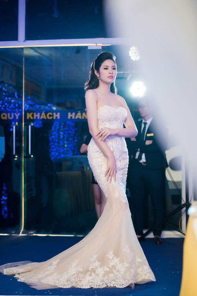 Ngọc Hân khoe vai trần gợi cảm với váy đuôi cá - ảnh 2