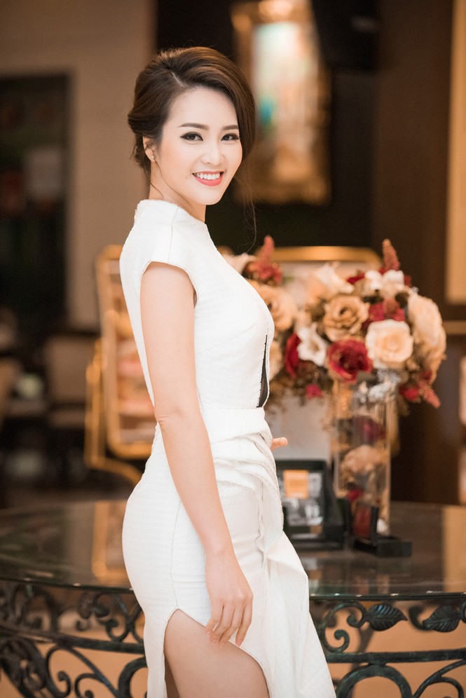 Á hậu Thụy Vân đeo đồng hồ 450 triệu đồng làm MC - ảnh 5