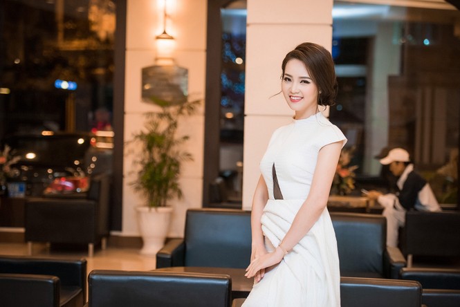 Á hậu Thụy Vân đeo đồng hồ 450 triệu đồng làm MC - ảnh 7