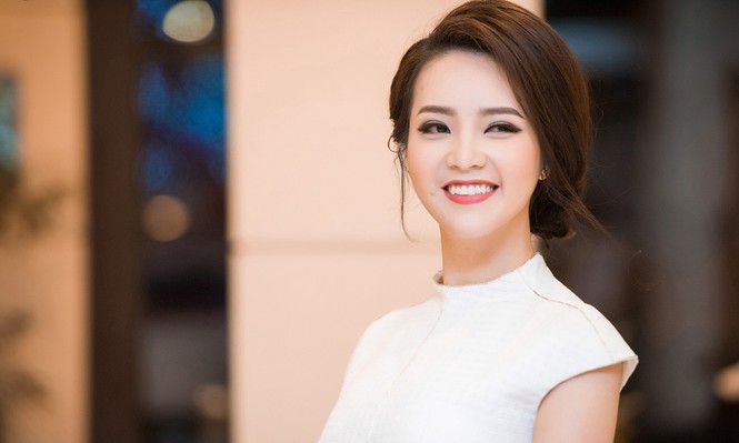 Á hậu Thụy Vân đeo đồng hồ 450 triệu đồng làm MC - ảnh 6