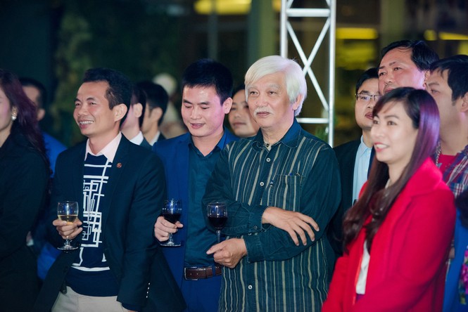 Á hậu Thụy Vân đeo đồng hồ 450 triệu đồng làm MC - ảnh 9
