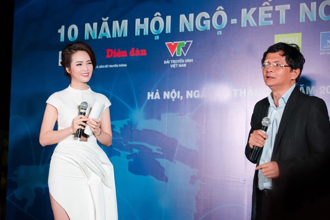 Á hậu Thụy Vân đeo đồng hồ 450 triệu đồng làm MC - ảnh 10