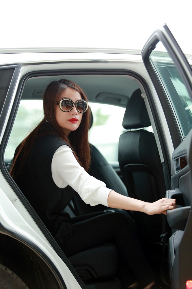 Phạm Hương khoe eo thon quyến rũ ở sân bay - ảnh 11