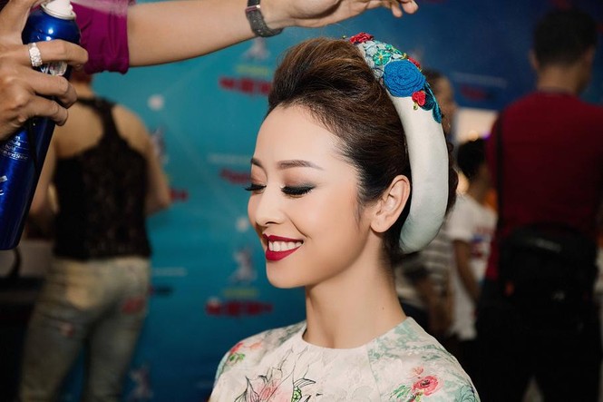 Jennifer Phạm mặc áo dài 'đọ sắc' Lâm Chi Khanh - ảnh 1
