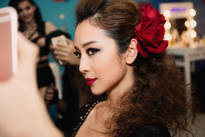 Jennifer Phạm mặc áo dài 'đọ sắc' Lâm Chi Khanh - ảnh 7
