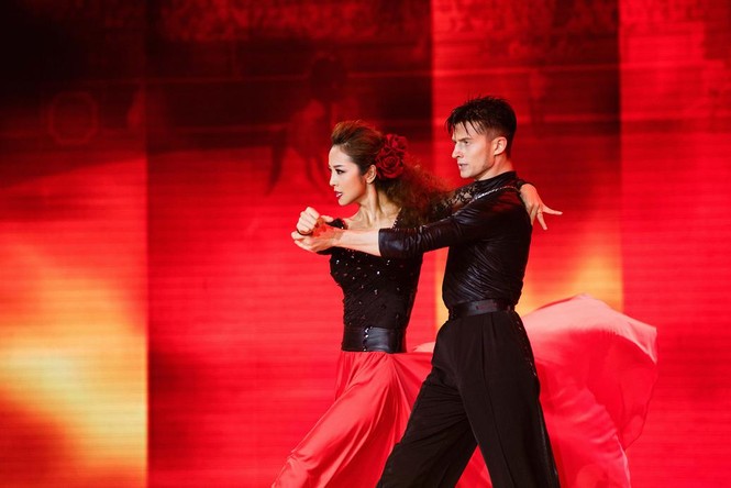 Jennifer Phạm mặc áo dài 'đọ sắc' Lâm Chi Khanh - ảnh 8