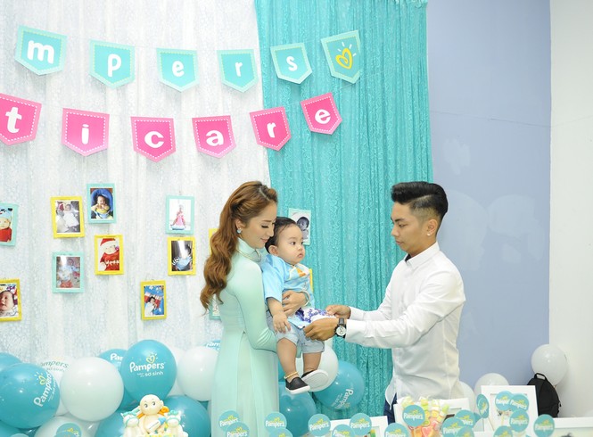 Khánh Thi đưa con trai 9 tháng tuổi đi dự sự kiện - ảnh 1