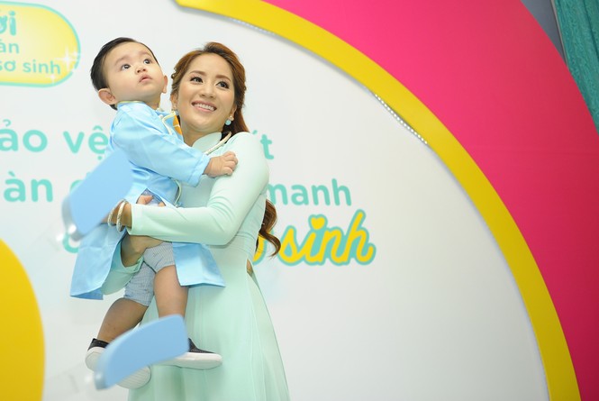 Khánh Thi đưa con trai 9 tháng tuổi đi dự sự kiện - ảnh 2
