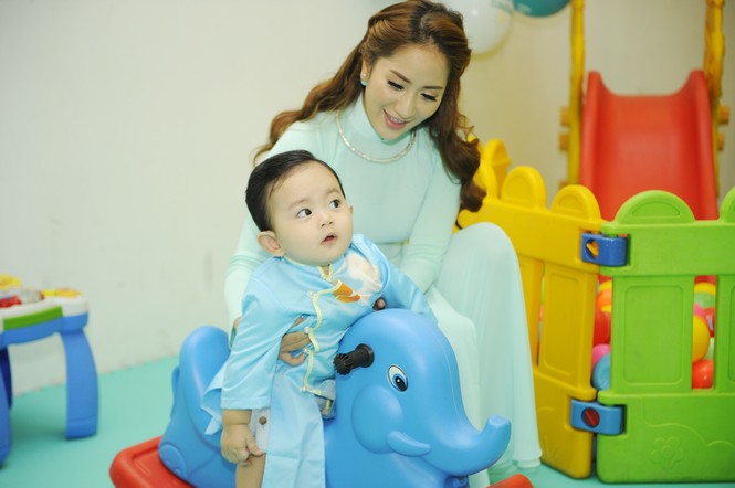 Khánh Thi đưa con trai 9 tháng tuổi đi dự sự kiện - ảnh 3