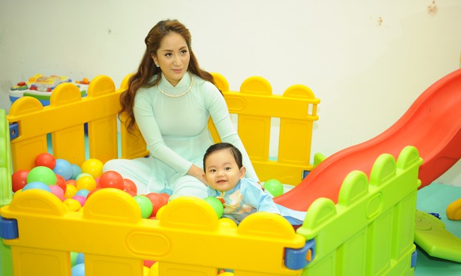 Khánh Thi đưa con trai 9 tháng tuổi đi dự sự kiện - ảnh 4