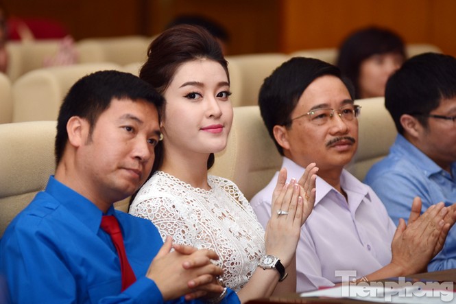 Á hậu Huyền My rạng rỡ tham dự ngày hội hiến máu - ảnh 4