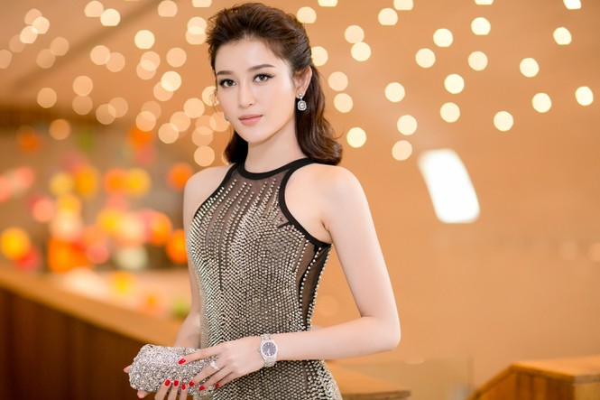 Á hậu Huyền My đẹp lộng lẫy với váy đuôi cá - ảnh 3