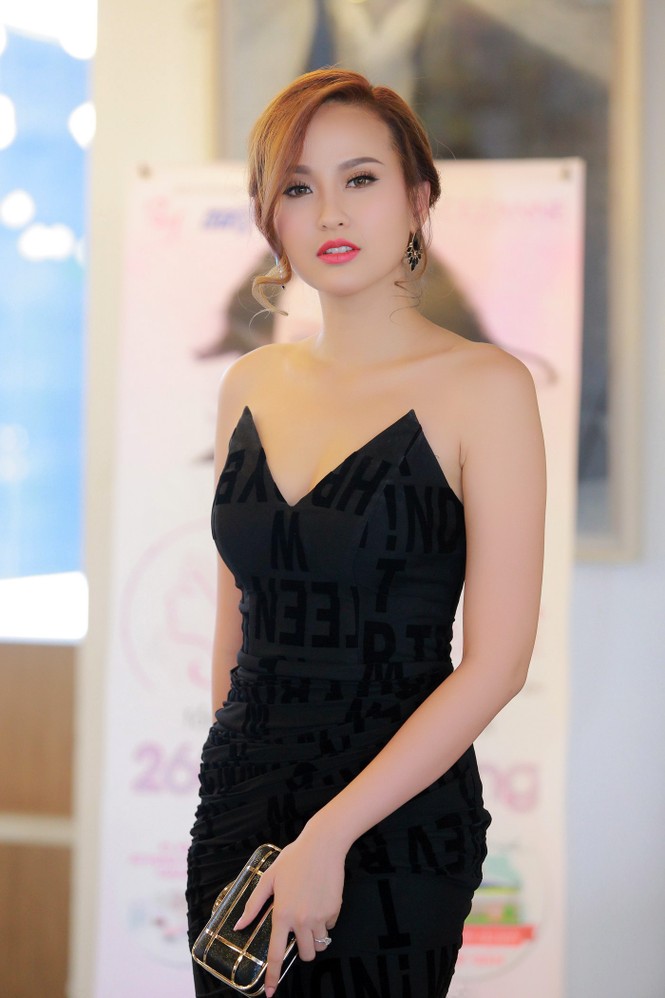 Á quân The Face Khánh Ngân vai trần quyến rũ bên MC Anh Tuấn - ảnh 2