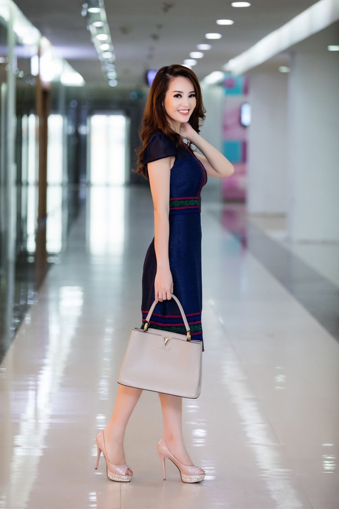 Á hậu Thuỵ Vân gợi ý phong cách thanh lịch, gợi cảm đón thu - ảnh 8