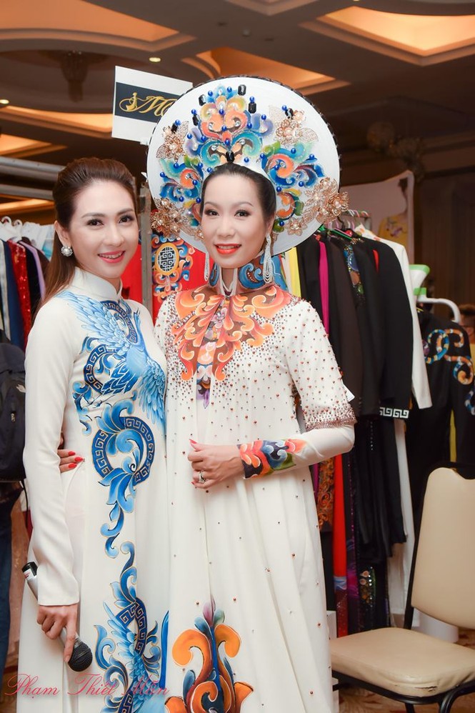 Á hậu Trịnh Kim Chi bất ngờ làm vedette trình diễn áo dài - ảnh 2
