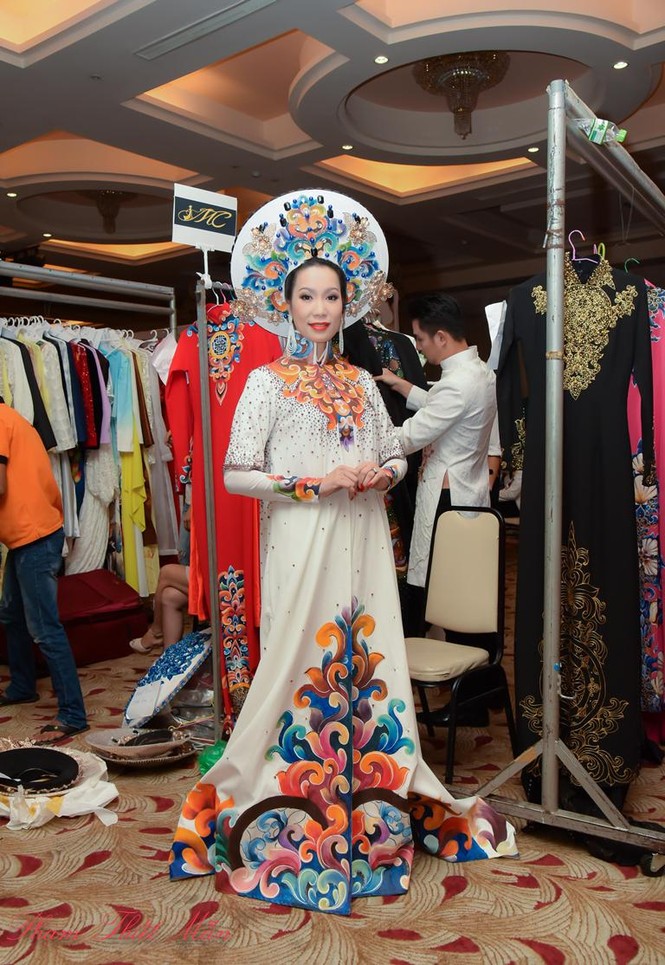 Á hậu Trịnh Kim Chi bất ngờ làm vedette trình diễn áo dài - ảnh 1