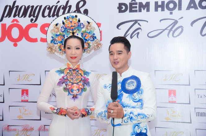 Á hậu Trịnh Kim Chi bất ngờ làm vedette trình diễn áo dài - ảnh 8