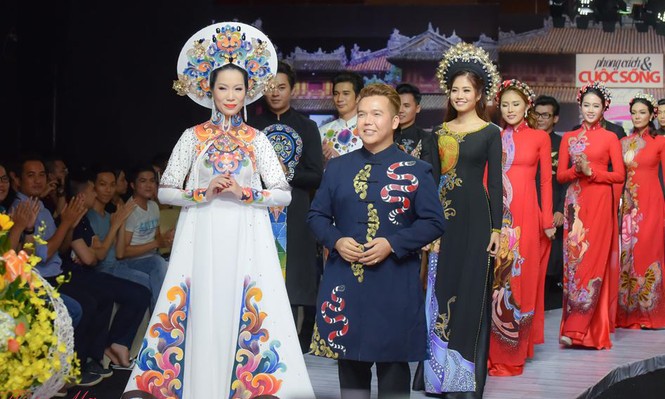 Á hậu Trịnh Kim Chi bất ngờ làm vedette trình diễn áo dài - ảnh 6
